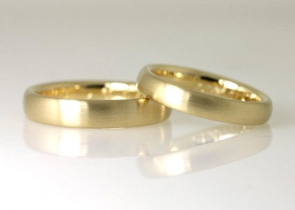 Trauringe aus Gelbgold fertiggestellt im Trauringkurs im Schmuckgarten