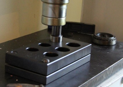 Die Hydraulikpresse stanzt die Ringrohlinge aus