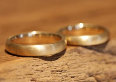 Trauringanfertigung, ein paar Eheringe in Rosegold, matt