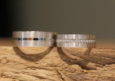 geradlinige Eheringe aus Platin, matt und glänzend mit Diamanten.