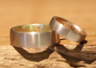 multicolor Eheringe aus Rot-, Gelb- und Graugold, individualisiert durch persönlicher Gravur - hergestellt im Schmuckgarten