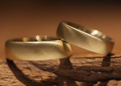 breite Trauringe in Gelbgold, seidenmatt - diagonal gebürstet