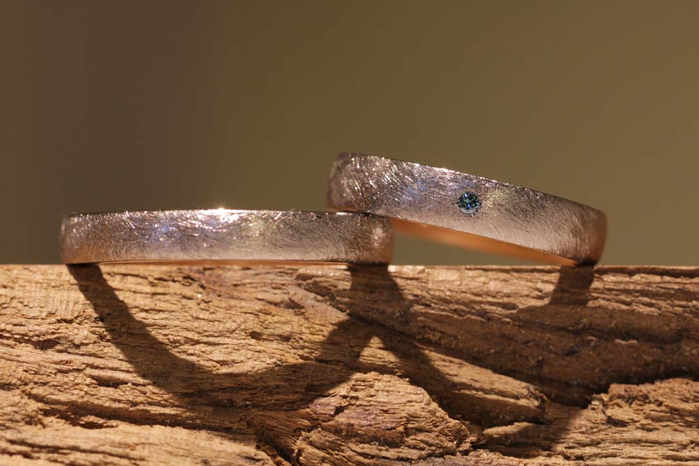 Weißgold Eheringe, Oberfläche eismatt, blauer Diamant