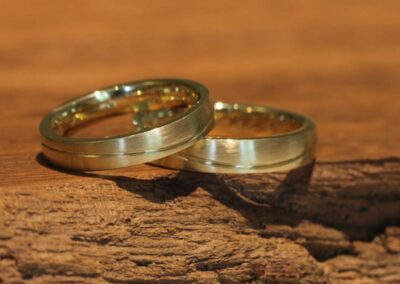 einzigartige Trauringe in Gelbgold mit Wellenlinie, im Kurs selbst geschmiedet