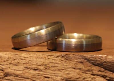 Eheringe aus Gold, zweifarbig ohne Stein, klassisch und zeitlos elegant