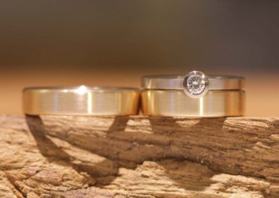 Trauring Unikate zweifarbig in Grau- und Gelbgold mit passendem Verlobungsring in Graugold mit Stein, Anfertigung vom Golschmied