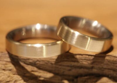 Trauring Unikate zweifarbig in Grau- und Gelbgold mit passendem Verlobungsring in Graugold mit Stein, Anfertigung vom Golschmied