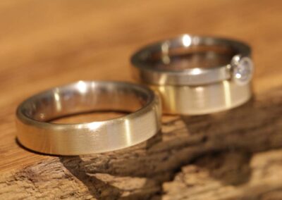 Trauring Unikate zweifarbig in Grau- und Gelbgold mit passendem Verlobungsring in Graugold mit Stein, Anfertigung vom Golschmied