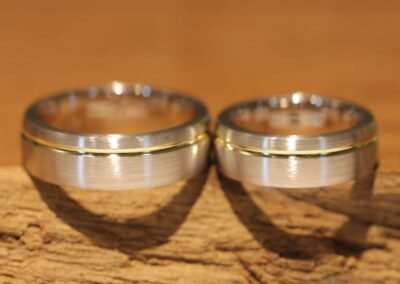 Ergebnis aus dem Trauringkurs, Eheringe zweifarbig und geradlinig aus Gold