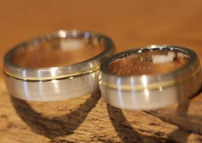 Ergebnis aus dem Trauringkurs, Eheringe zweifarbig und geradlinig aus Gold