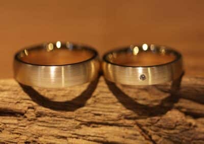 einfarbige Eheringe mit Stein, Roségold, aussen matt, innen glänzend