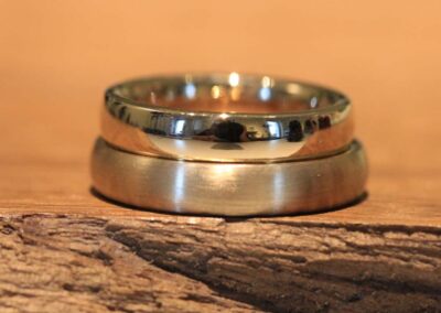 einfarbige Trauringe in Rosegold, einfarbig und unterschiedlich, damerring poliert und herrenring matt, angefertigt im trauringkurs