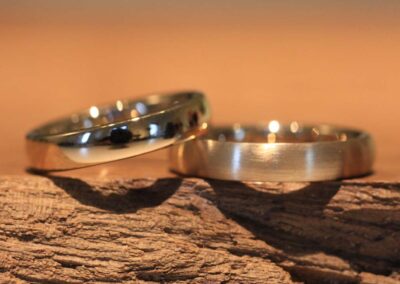 einfarbige Trauringe in Rosegold, einfarbig und unterschiedlich, damerring poliert und herrenring matt, angefertigt im trauringkurs