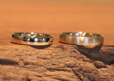 einfarbige Trauringe in Rosegold, einfarbig und unterschiedlich, damerring poliert und herrenring matt, angefertigt im trauringkurs
