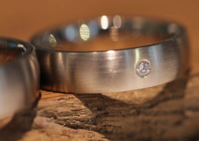 Graugold Trauringe mit Stein, im Trauringkurs selbst geschmiedet - Schmuckgarten