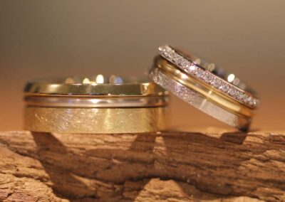 ungewöhnliche Trauringe als individuelle Anfertigung vom Goldschmied, Unikat - bicolor - Damenring mit Brillanten ausgefasst