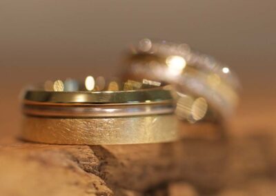 ungewöhnliche Trauringe als individuelle Anfertigung vom Goldschmied, Unikat - bicolor - Damenring mit Brillanten ausgefasst