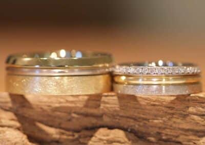 ungewöhnliche Trauringe als individuelle Anfertigung vom Goldschmied, Unikat - bicolor - Damenring mit Brillanten ausgefasst