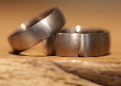 individuelle Eheringe mit persönlichem Symbol in Graugold, matt - angefertigt im trauringkurs