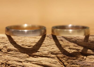 Eheringe, schmal und zweEheringe, schmal und zweifarbig, inside out - mit angefertigt im trauringkursifarbig, inside out - mit angefertigt im traueingkurs