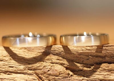 besondere Trauringe, beständig und originell, bicolor - rosegold mit graugold dreieck - anfertigung aus dem schmuckgarten