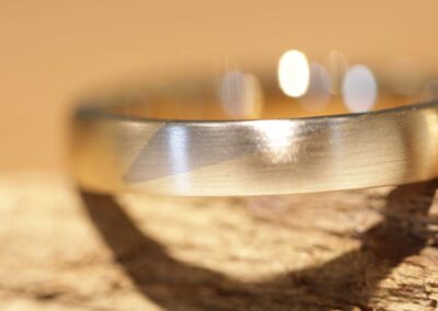 besondere Trauringe, beständig und originell, bicolor - rosegold mit graugold dreieck - anfertigung aus dem schmuckgarten