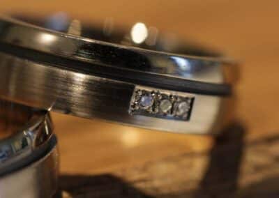 Trauringpaar, Graugold mit Fuge geteilt, Damenring mit drei Diamanten
