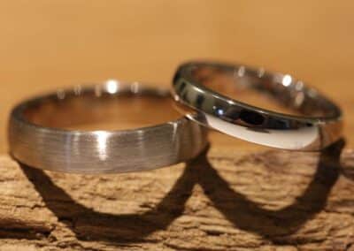 Eheringe im Kurs selber schmieden - Graugold profil vogelzunge, herren ring matt, damenring poliert