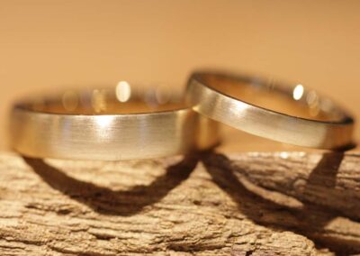 Eheringe zeitlos aus Gelbgold vom Goldschmied