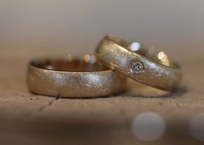 Hochzeitsringe, edel mit Stein, selber geschmiedet
