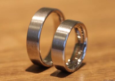 weissgold trauringe mit komfort aussen gerade seiten und innen gerundet schmuckgarten