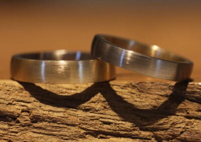 ringe für die hochzeit zweifarbig herrenrring aussen rosegold innen graugold damenring aussen graugold und innen rosegold