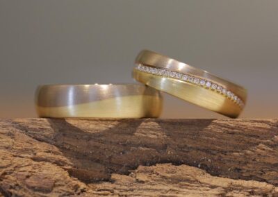 eheringe mit wellen zweifarbig eine seite graugold und eine seite gelbgold damenring mit brillanten