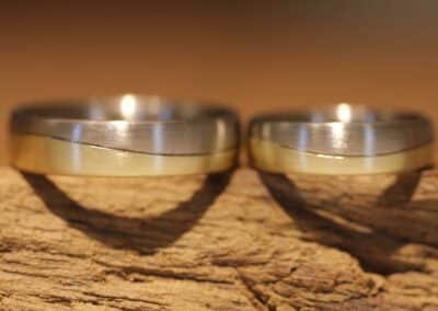 trauringe mit wellen zweifarbig eine seite graugold und eine seite gelbgold