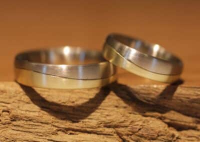 trauringe mit wellen zweifarbig eine seite graugold und eine seite gelbgold