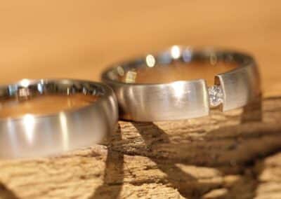 eheringe weissgold matt damenring spannring mit brillant