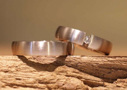eheringe weissgold matt damenring spannring mit brillant