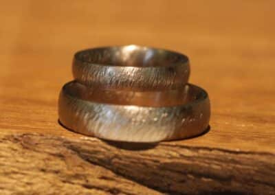 weissgold eheringe mit hammerschlag finne trauringkurs