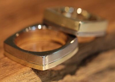stylische trauringe viereckig zweifarbig graugold und gelbgold schmuckgarten