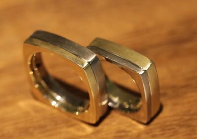 stylische trauringe viereckig zweifarbig graugold und gelbgold schmuckgarten