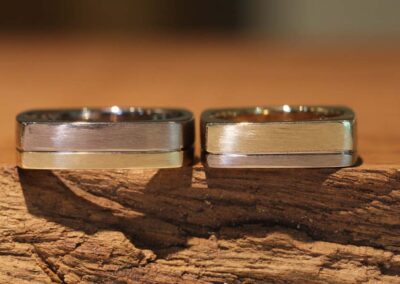 stylische trauringe viereckig zweifarbig graugold und gelbgold schmuckgarten