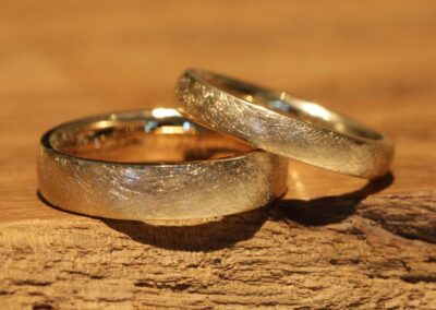 trauringe gelbgold eismatt angefertigt im trauring kurs schmuckgarten