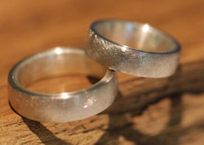 breite zweifarbige ringe aussen graugold und innen silber eismatt
