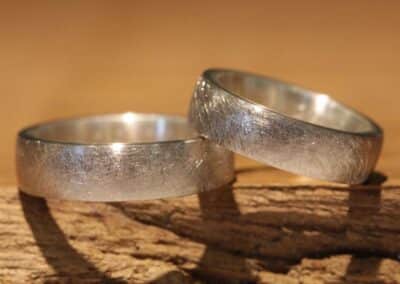 breite zweifarbige ringe aussen graugold und innen silber eismatt