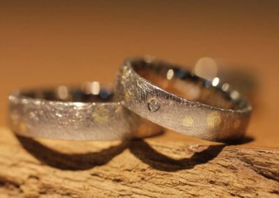 besondere zweifarbige trauringe graugold ring mit gelbgold punkten in damenring ein brillant eismatt angefertigt im schmuckgarten