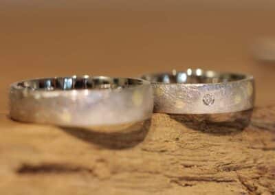 besondere zweifarbige trauringe graugold ring mit gelbgold punkten in damenring ein brillant eismatt angefertigt im schmuckgarten