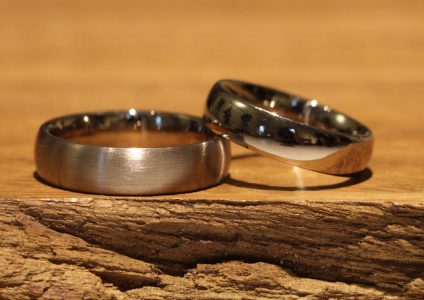 breitere graugold trauringe herrenring matt und damenring poliert