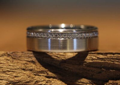 gerader matter weissgold ring mit brillanten ausgefasst