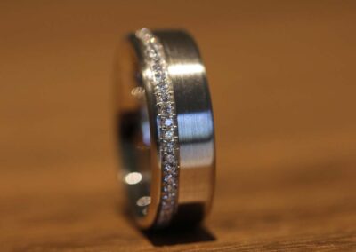 gerader matter weissgold ring mit brillanten ausgefasst