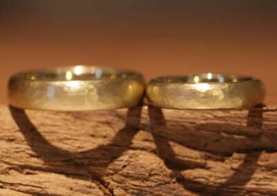 breitere ovale gelbgold trauringe mit hammershlag angefertigt im schmuckgarten